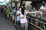 I et fattigkvarter i Bangkok får beboerne to-tre gange om ugen mad fra det lokale tempel. Mange har mistet deres arbejde. Foto: Claus Blok Thomsen