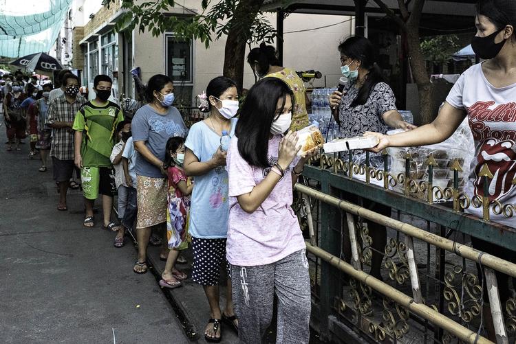 I et fattigkvarter i Bangkok får beboerne to-tre gange om ugen mad fra det lokale tempel. Mange har mistet deres arbejde. Foto: Claus Blok Thomsen