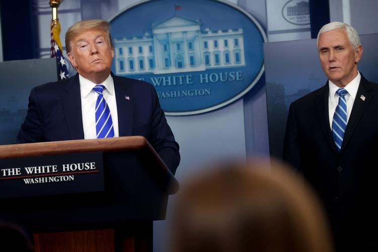 USA's præsident,  Donald Trump lytter til et spørgsmål sammen med vicepræsident, Mike Pence under en pressebriefing om coronavirus i Det Hvide Hus. Foto: Jonathan Ernst/Ritzau Scanpix