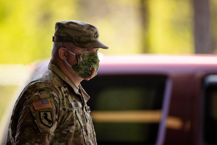Flere sydstater i USA er i gang med at genåbne økonomien – blandt andre Tennessee, hvor statens nationalgarde hjælper med at drive et sted for coronatest i byen Springfield. Foto: Brett Carlsen/Ritzau Scanpix