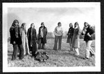 De seks kvinder bag 'Bid i æblet' dannede en kvindegruppe på teologistudiet, fordi de ville nedbryde et forstenet, mandsdomineret miljø. Her er en del af dem fotograferet ved Storedam i 1975. Privatfoto 