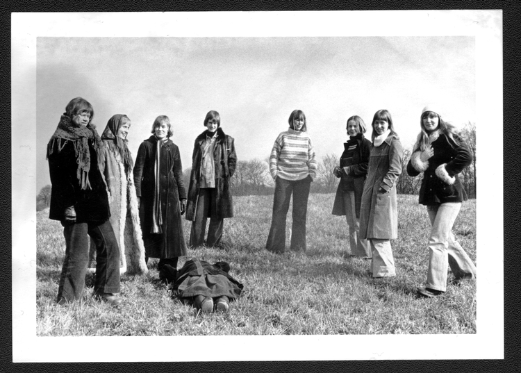 De seks kvinder bag 'Bid i æblet' dannede en kvindegruppe på teologistudiet, fordi de ville nedbryde et forstenet, mandsdomineret miljø. Her er en del af dem fotograferet ved Storedam i 1975. Privatfoto 