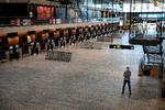 Københavns Lufthavn kigger lige nu langt efter de normale tilstande med fyldte afgangshaller og lettende fly. Foto: Jacob Ehrbahn/POLFOTO