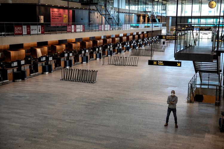 Københavns Lufthavn kigger lige nu langt efter de normale tilstande med fyldte afgangshaller og lettende fly. Foto: Jacob Ehrbahn/POLFOTO