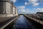 Københavnernes spildevand ender blandt andet her i spildevandsanlægget Lynetten på Refshaleøen. Hver uge bliver der taget vandprøver af spildevandet, som bliver sendt til forskere på DTU. I øjeblikket undersøger forskerne blandt andet vandet for coronavirus. Foto: Finn Frandsen/POLFOTO