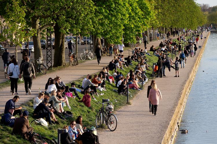 Torsdag nød en stor forsamling solen ved Søerne i København Foto: Finn Frandsen/POLFOTO