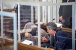 Coronaepidemien sætter sit præg på retssagen i den tyske by Koblenz mod syrerne Anwar Raslan og Eyad al-Gharib, der er anklaget for statsterror. De anklagede, anklagere og forsvarere befinder sig bag plexiglas. 76 akkrediterede journalister fra hele verden skal deles om 14 siddepladser. Foto: Pool/Ritzau Scanpix
