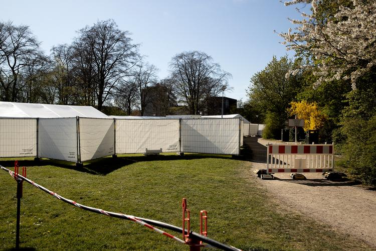 CMyndighederne har rejst telte i Fælledparken, der fungerer som et testcenter for Covid-19. Foto: Peter Hove Olesen/POLFOTO