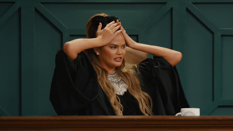 I Quibi-showet 'Chrissy's Court' sætter Chrissy Teigen sig bag dommerskranken og uddeler bøder, verbale såvel som monetære, til amerikanere, der sagsøger hinanden for rent ud sagt åndssvage ting. Foto: Quibi