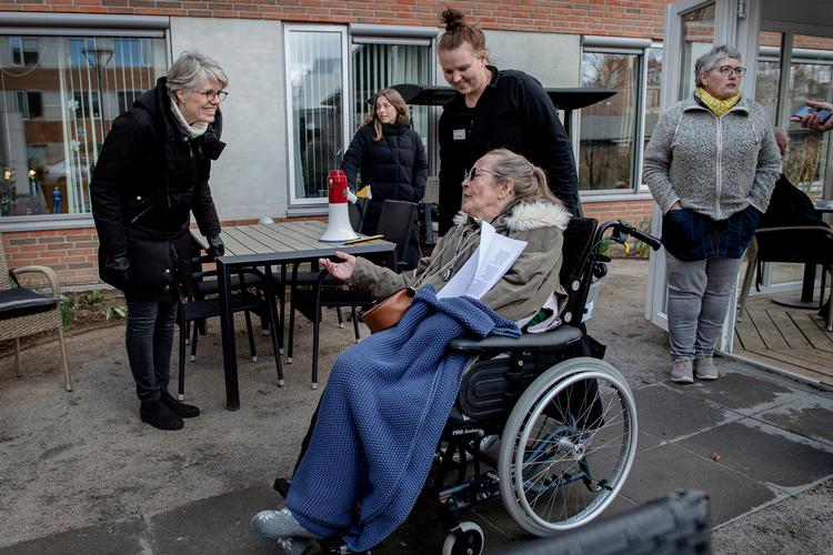 En ændring i Sundhedsstyrelsens retningslinjer gør det nu muligt for plejehjemsbeboere at få besøg udendørs. FOA frygter konsekvenserne, hvis der ikke kommer meget præcise retningslinjer, inden åbningen for de pårørende.  Arkivfoto Casper Dalhoff
