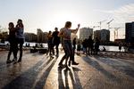Sommerstemning på Islands Brygge fredag aften. Selvom stemningen var høj, blev den ikke for høj. Politiet gav ingen påbud, modsat torsdag, hvor de i hele København udstedte 9 påbud. Foto: Finn Frandsen/POLFOTO