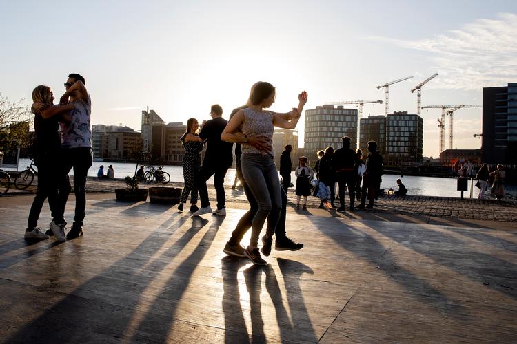 Sommerstemning på Islands Brygge fredag aften. Selvom stemningen var høj, blev den ikke for høj. Politiet gav ingen påbud, modsat torsdag, hvor de i hele København udstedte 9 påbud. Foto: Finn Frandsen/POLFOTO