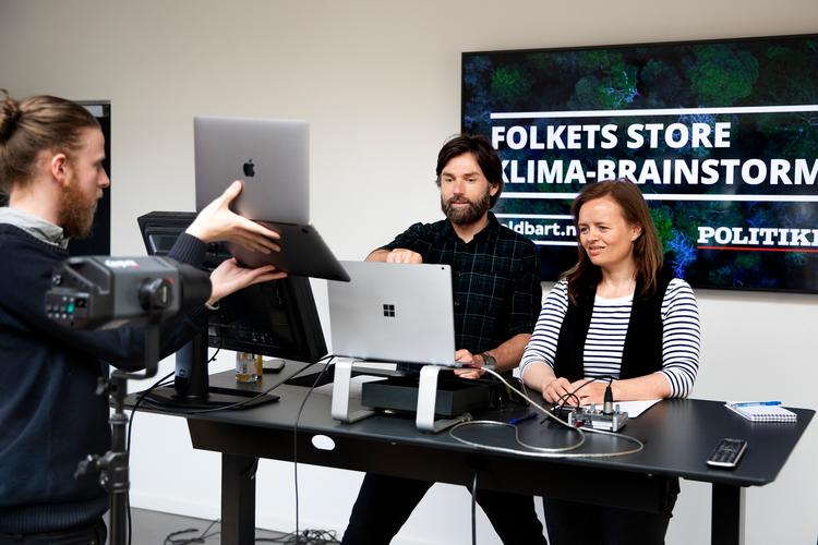 Lise Ring fra Politiken Live og Laust Christian Poulsen fra Holbart bød de 150 deltagere i klimabrainstormen velkommen.   Foto: Finn Frandsen/POLFOTO