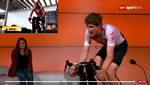 Stefan Küng på hometrainer i et schweiziske tv-studie og rivalen Michael Matthews i det lille billede øverst til venstre udkæmper en hjård duel i den virtuelle verden. 