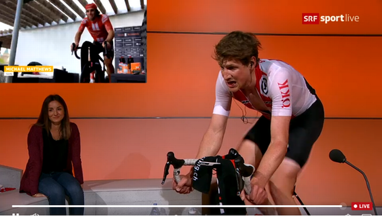 Stefan Küng på hometrainer i et schweiziske tv-studie og rivalen Michael Matthews i det lille billede øverst til venstre udkæmper en hjård duel i den virtuelle verden. 