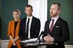 Jakob Ellemann-Jensen taler, da samtlige partiledere præsenterede den første store hjælpepakke 19. marts, mens Pernille Skipper og Morten Østergaard lytter på.  Foto: Jens Dresling/POLFOTO