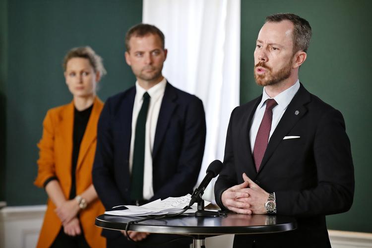 Jakob Ellemann-Jensen taler, da samtlige partiledere præsenterede den første store hjælpepakke 19. marts, mens Pernille Skipper og Morten Østergaard lytter på.  Foto: Jens Dresling/POLFOTO