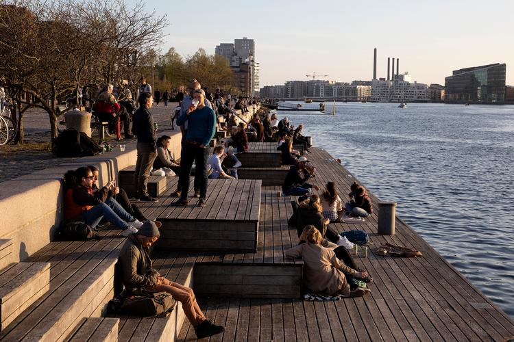 En dansk app skal fortælle om smittespredning, som kan opstå, når folk ikke holder afstand. . Men først skal nogle tekniske hindringer løses. Foto: Finn Frandsen/POLFOTO
