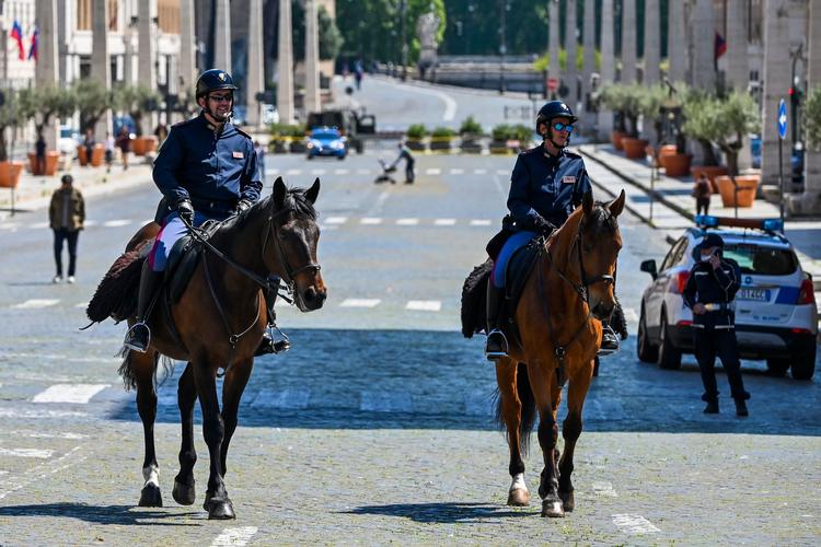 Ridende betjente patruljerer Via della Conciliazione i Rom tidligere søndag.  Foto: Andreas Solaro/Ritzau Scanpix