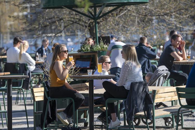 Solskin og høje temperaturer lokkede mange stockholmere ud i parker og på restauranter. Foto: 10040 Anders Wiklund/tt/Ritzau Scanpix