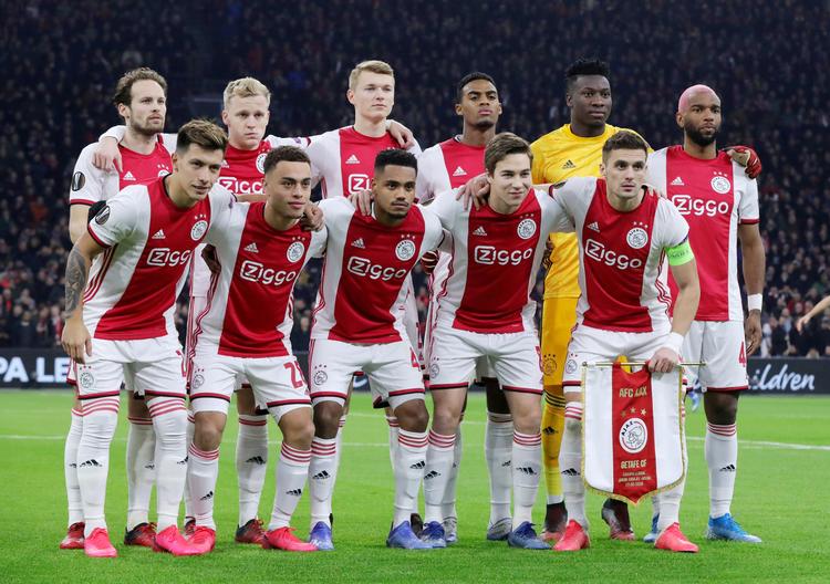 Ajax-spillerne er vant til at spille foran 53.000 tilskuere til hver hjemmekamp. Så mange er der ikke plads til på parkeringsplads P2 ved Amsterdam Arena.  Foto: Eva Plevier/Ritzau Scanpix