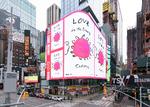 'Kærlighed i coronaens tid' lyder teksten på illustrator, forfatter og kunstneren Maira Kalmans hilsen til New York med en i disse uger hyppigt anvendt omskrivning af titlen på romanen 'Kærlighed i koleraens tid' af Gabriel García Márquez. Foto: Ian Douglas