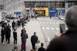 Ikea slog dørene op mandag morgen ... til en lang kø! Billedet er taget i varehuset, der ligger i Gentofte. Foto: Niels Christian Vilmann/Ritzau Scanpix
