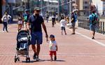 Forældre er ude og gå med deres børn ved Las Canteras beach på Gran Canaria, efter myndighederne har lempet restriktionerne for spanierne. Landet har været et af de hårdest ramte af coronavirus i Europa.  Foto: borja suarez/Ritzau Scanpix