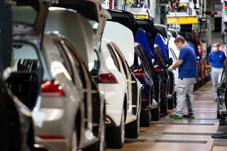 Bilgiganten Volkswagen har genoptaget arbejdet på fabrik i Wolfsburg efter flere ugers nedlukning. Foto: Pool/Ritzau Scanpix