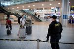 Færre og færre er kommet afsted på rejser, men det kan knibe med at få penge tilbage fra trængte flyselskabet og rejsebureauer. Nu undergraver flere EU-lande de regler, der skal beskytte forbrugerne. Foto: Jens Dresling/POLFOTO