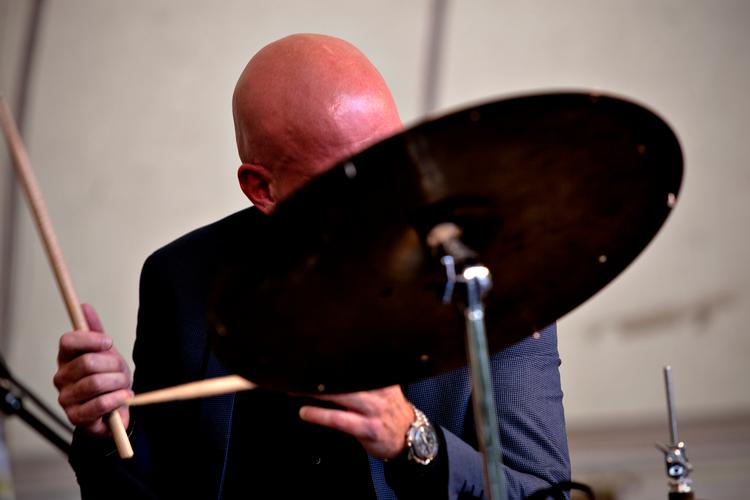 Trioen GinmanBlachmanDahl optræder ofte live, men har ikke udgivet en eneste studieindspilning siden 2004. Før nu, hvor de er aktuelle med 'The Velvet Blues'. Her ses Thomas Blachman bag trommerne under en af trioens koncerter i 2011.  Foto: Per Folkver (arkiv)/POLFOTO