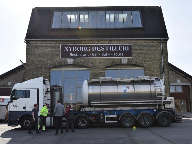 På Nyborg Distilleri har de omstillet produktionen fra whiskey rom og gin til sprit til brug i håndsprit, og den ide er så god, at den skal udstilles, mener de på Danmarks Tekniske us 