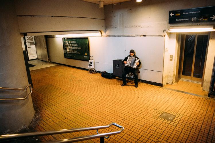 Her klinger tonerne på en ellers tom Glostrup Station en fredag under nedlukningen af Danmark. Glostrup Kommune er den kommune, som har flest registrerede tilfælde med coronavirus per 100.000 indbyggere. Foto: Andreas Merrald/POLFOTO