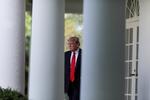 Præsident Trump på vej til sit pressemøde, der først var blevet aflyst efter hård kritik af kommentar om at indtage desinfektion som muligt middel mod corona.   Foto: Carlos Barria/Ritzau Scanpix