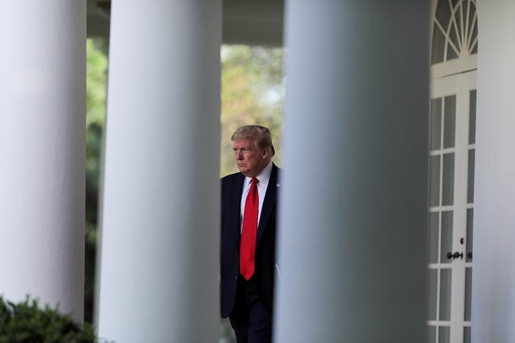 Præsident Trump på vej til sit pressemøde, der først var blevet aflyst efter hård kritik af kommentar om at indtage desinfektion som muligt middel mod corona.   Foto: Carlos Barria/Ritzau Scanpix