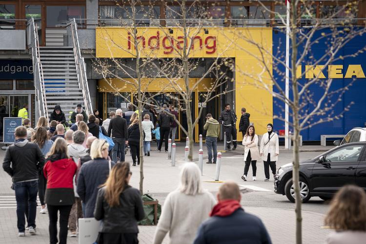 Mandag slog Ikea atter dørene op for deres varehus i Gentofte. Køerne var lange.  Foto: Niels Christian Vilmann/Ritzau Scanpix