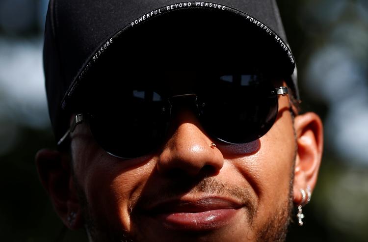Formel 1-sportens dominerende figur, britiske Lewis Hamilton, er hårdt ramt af ikke at kunne køre sin racer i konkurrence.  Foto: Edgar Su/Ritzau Scanpix