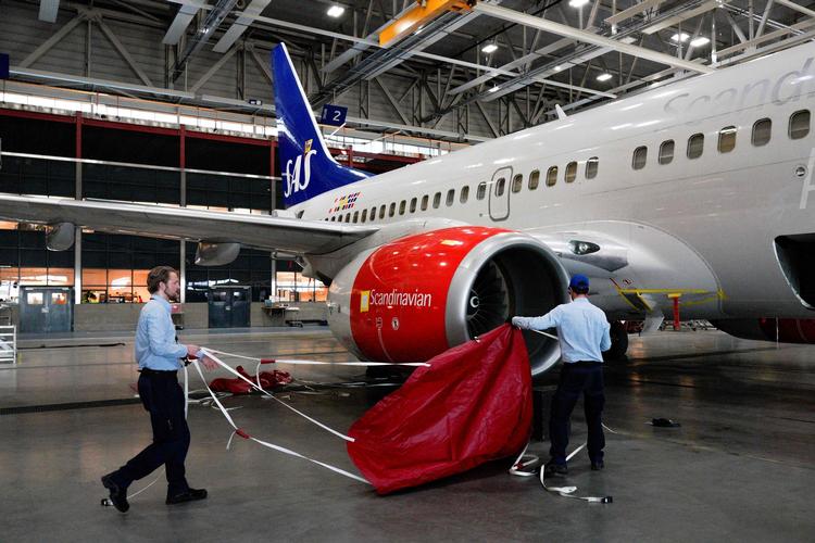 Coronakrisen er  dyr for SAS, der som andre flyselskaber har svært ved at have en forretning i at holde flyene på jorden. Selskabet må nu skære dybt i medarbejderstaben.  Foto: Hakon Mosvold Larsen/Ritzau Scanpix