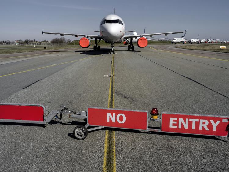 Det koster millioner, når flyene står stille ved landingsbanen i Københavns Lufthavn. Nu koster det næsten totale flystop jobs. Foto: Mads Nissen/POLFOTO