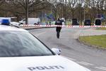 Politiet var massivt til stedeved stedet, hvor en 18-årig mand natten til lørdag mistede livet af knivstik i et masseslagsmål. Foto: Finn Frandsen/POLFOTO