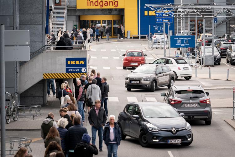Mandag åbnede Ikea sine varehuse op igen.  Ifølge Ikeas danske presseafdeling holder man konstant øje med, at der ikke er for mange kunder i varehusene på samme tid. Foto: Niels Christian Vilmann/Ritzau Scanpix
