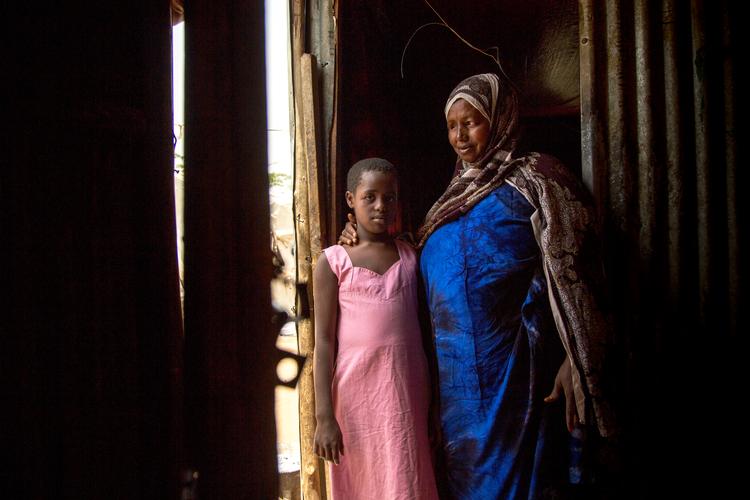 10-årige Hamda venter på at blive omskåret af sin bedstemor i juli 2017. Hun er klar til indgrebet, da hun gerne vil være en kvinde.  Foto: Unfpa Somalia/georgina Goodwin
