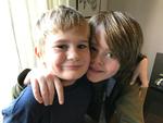 Leo på 9 år og Ezra på 12 år er redaktører på podcasten 'Corona for børn'. Foto: Privatfoto