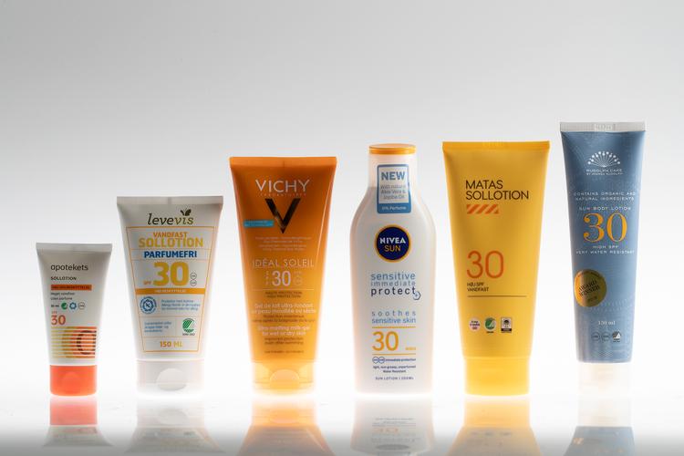 Flere af de testede solcremer har en for kraftig duft, mener dommerne. Foto: Peter Hove Olesen/POLFOTO