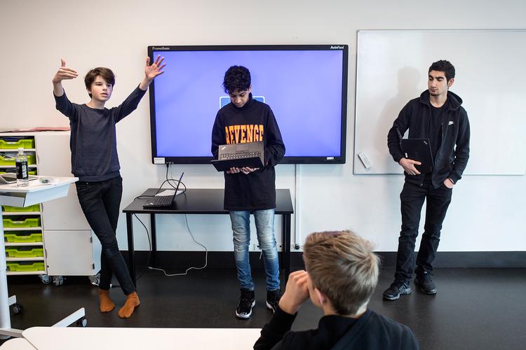 En 8. klasse på Ørestad Skole i København, der har samfundsfagsundervisning inden coronakrisen brød ud.
 Foto: Ivan Boll/POLFOTO