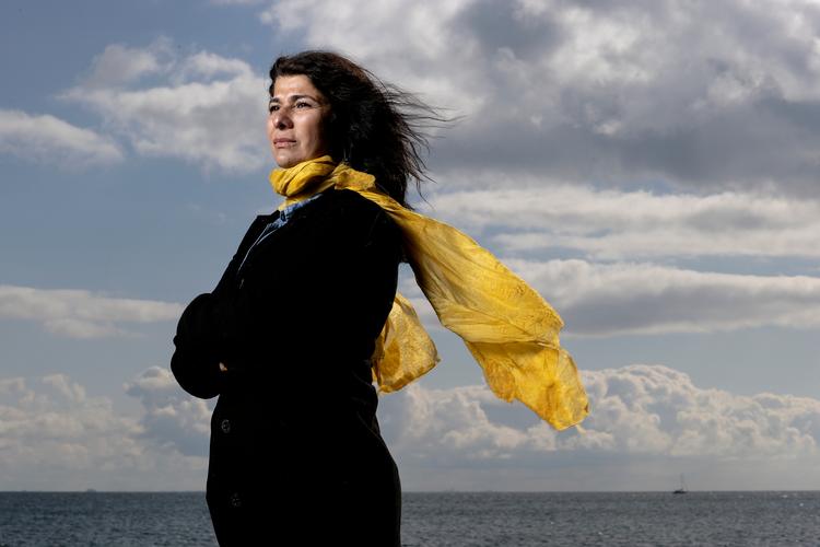 Bogen 'Det er kvinder som mig, de kalder ofre' handler om Razan Haugaard, der som 13-årig blev giftet væk til en 16 år ældre mand. Senere kom hun til Danmark som politisk flygtning. Foto: Peter Hove Olesen/POLFOTO