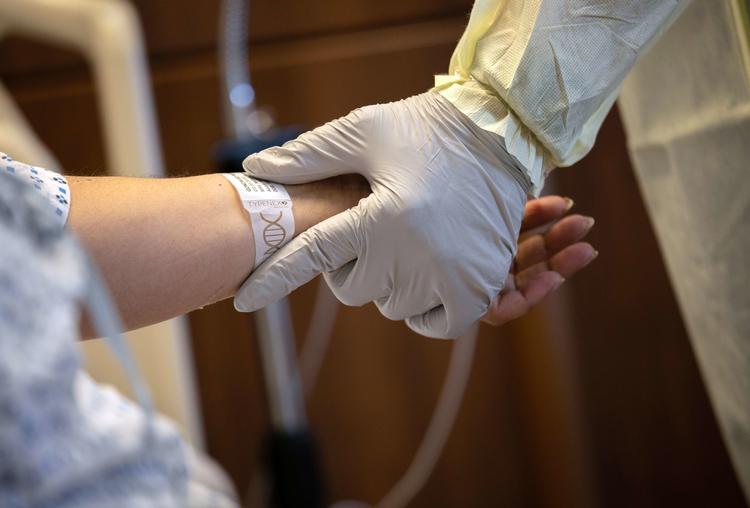 Corona-epidemien har ramt de fleste lande. Her får en kvinde hjælp i Connecticut i USA. Foto: John Moore/Ritzau Scanpix