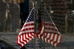 Det amerikanske Stars & Stripes placeret på et mindesmærke til ære for de de 58.000 amerikanske soldater, der døde i Vietnamkrigen. Nu er lige så mange amerikanere døde af corona.  Foto: Yuri Gripas/Ritzau Scanpix