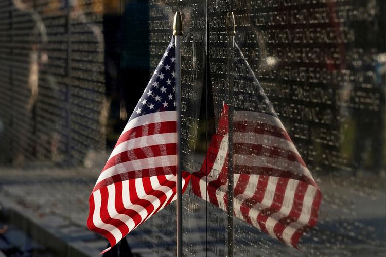Det amerikanske Stars & Stripes placeret på et mindesmærke til ære for de de 58.000 amerikanske soldater, der døde i Vietnamkrigen. Nu er lige så mange amerikanere døde af corona.  Foto: Yuri Gripas/Ritzau Scanpix
