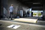 Der er sat store, hvide testtelte op flere steder i landet, blandt andet her i Odense.  Foto: Brian Karmark